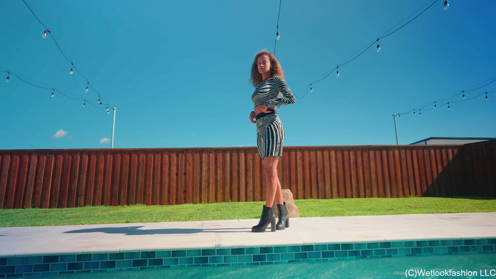 Jasmin geht im Minirock-Outfit mit Stiefeln schwimmen