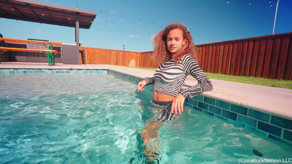 Jasmin geht im Minirock-Outfit mit Stiefeln schwimmen