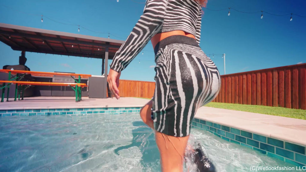 Jasmin geht im Minirock-Outfit mit Stiefeln schwimmen