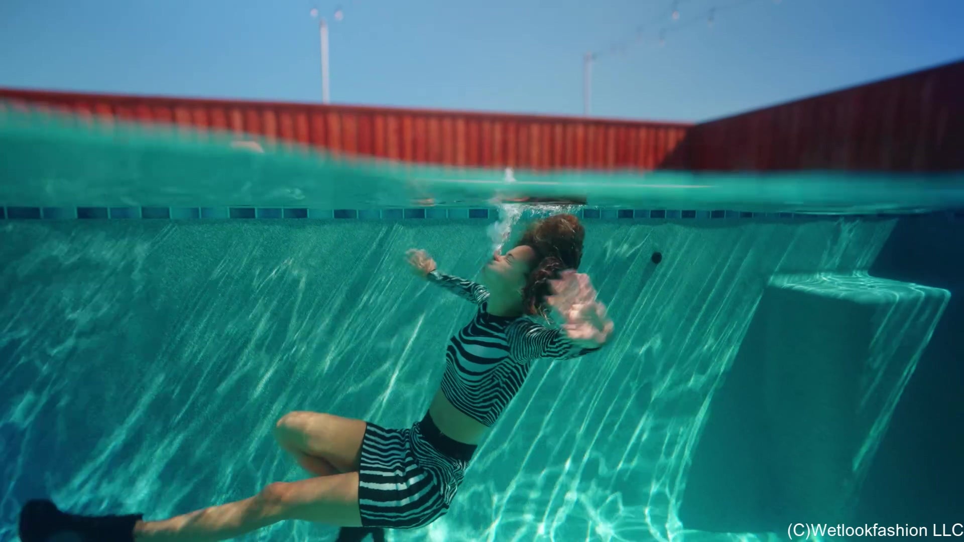 Jasmin geht im Minirock-Outfit mit Stiefeln schwimmen