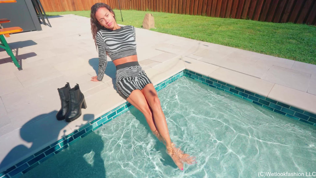 Jasmin geht im Minirock-Outfit mit Stiefeln schwimmen