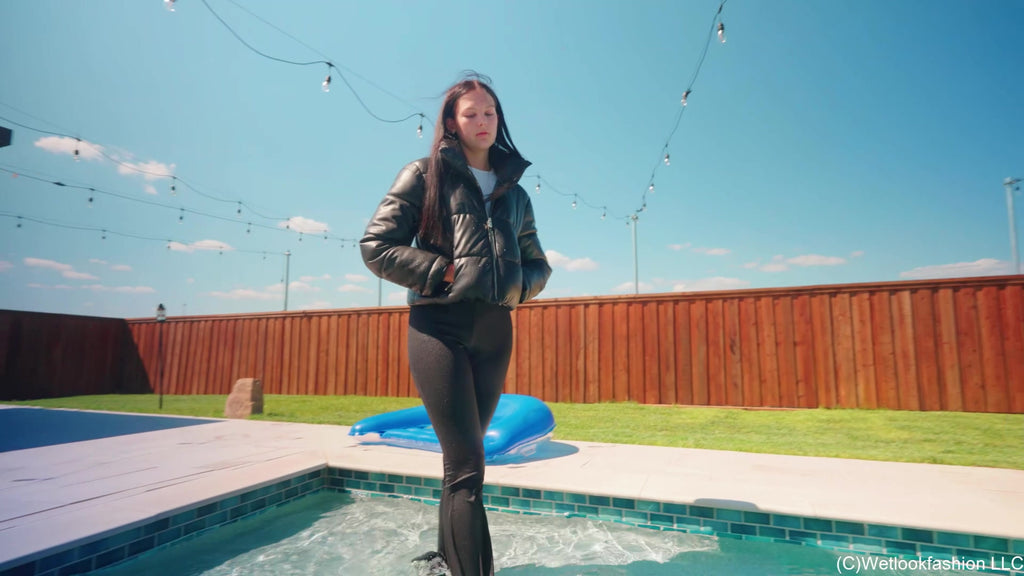 Jenny geht mit Yogahose, Shirt und Jacke schwimmen