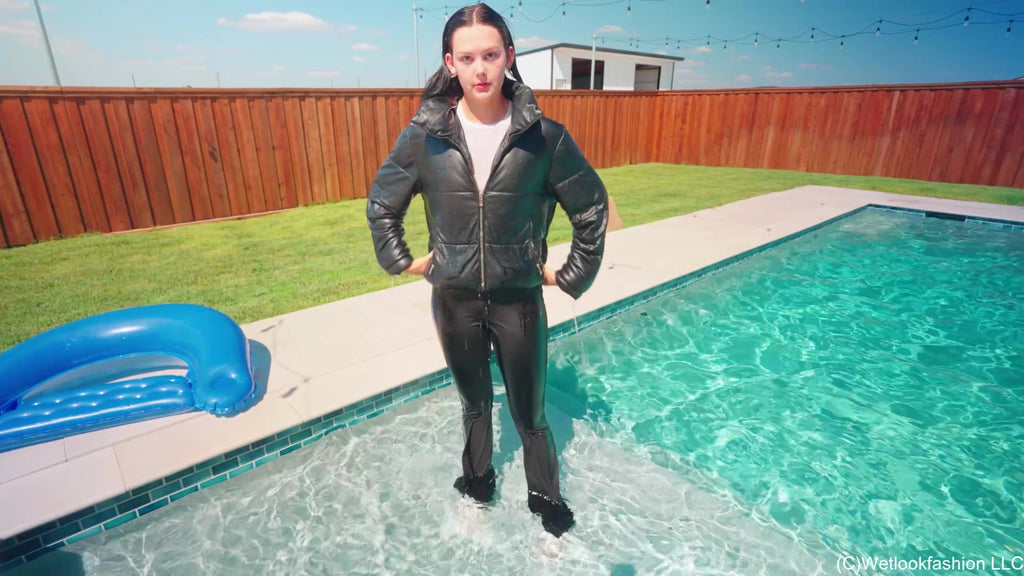 Jenny geht mit Yogahose, Shirt und Jacke schwimmen