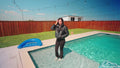 Jenny geht mit Yogahose, Shirt und Jacke schwimmen