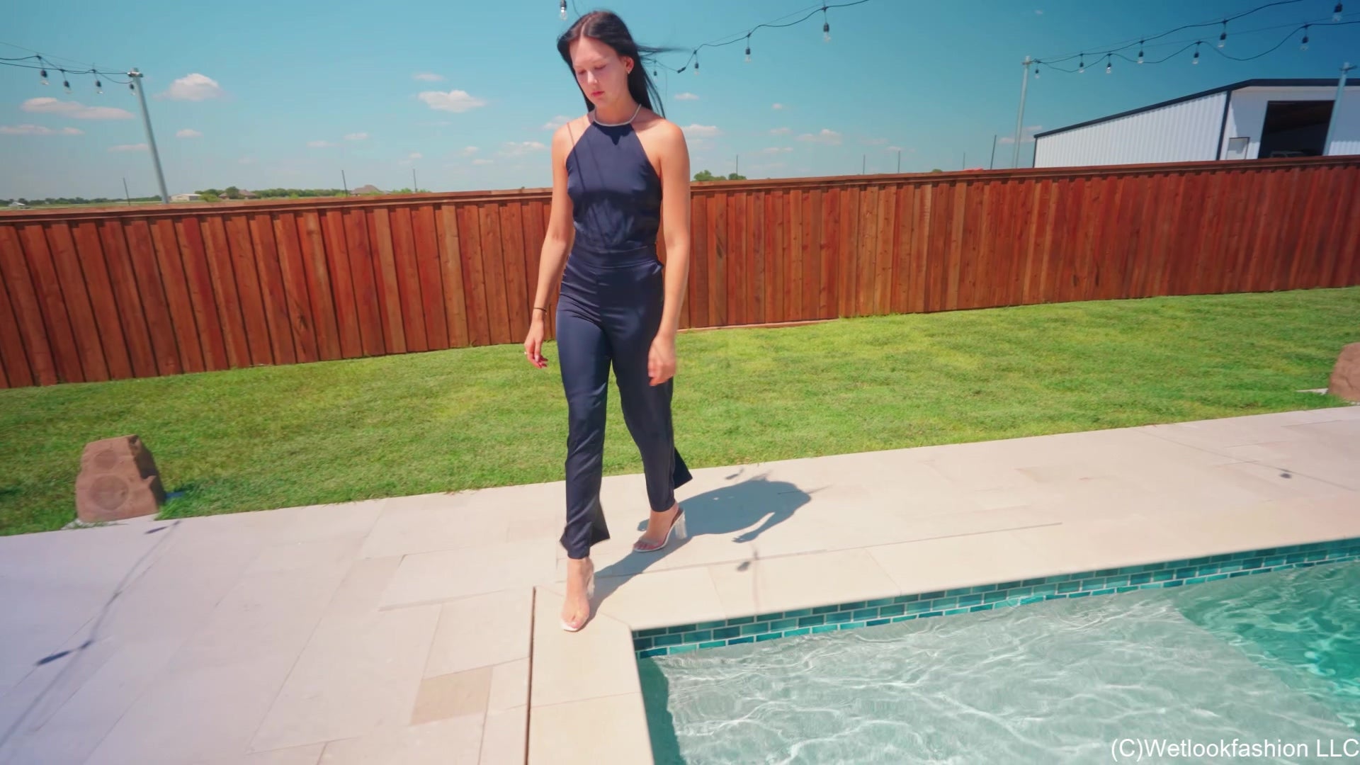 Jenny nimmt ein Bad im Pool in sexy Satin-Hosenanzug