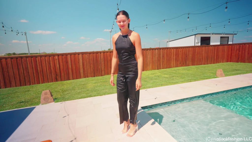 Jenny nimmt ein Bad im Pool in sexy Satin-Hosenanzug
