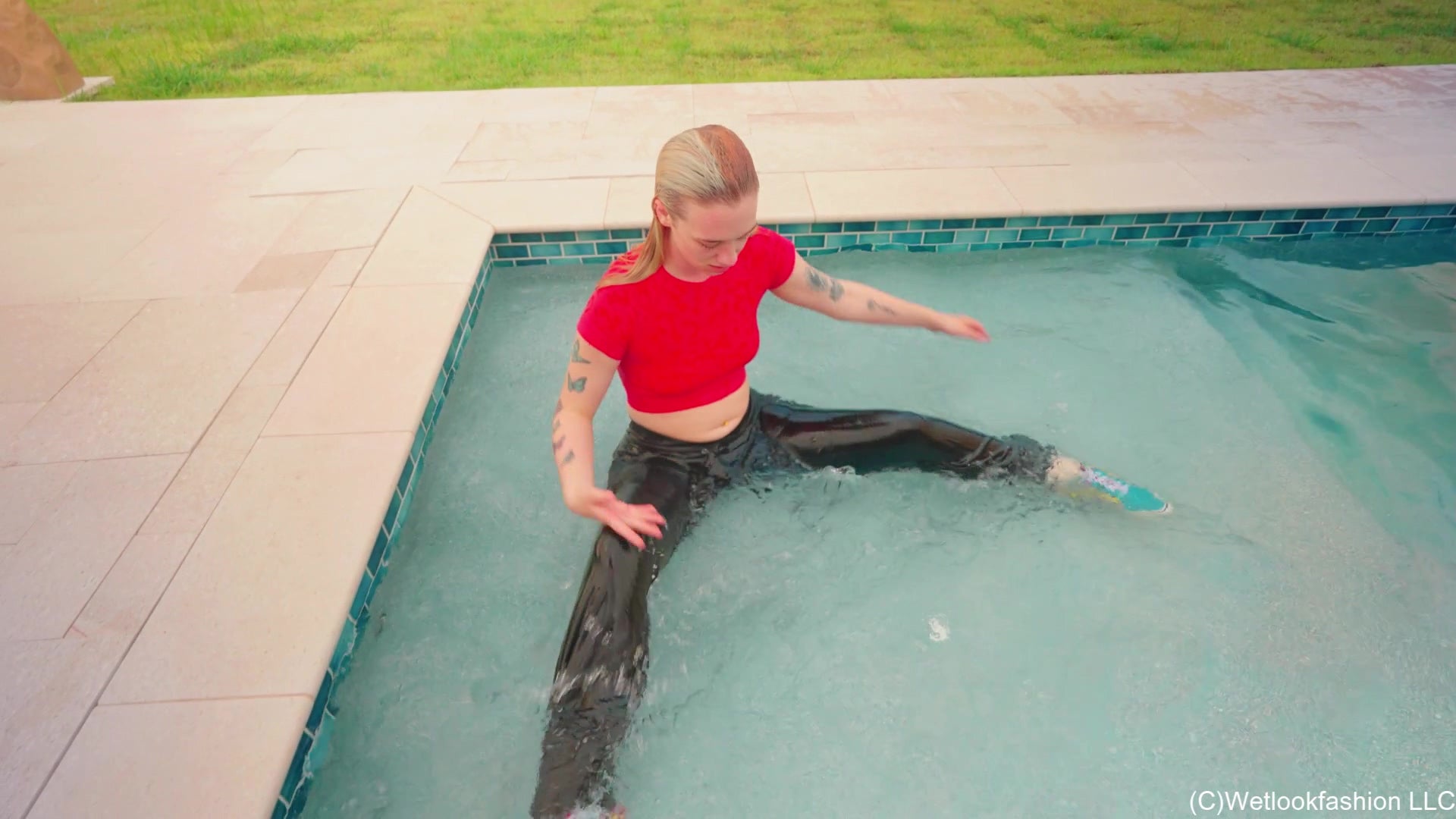 Jessica Has a Blast in the Pool Wearing a Yoga Outfit