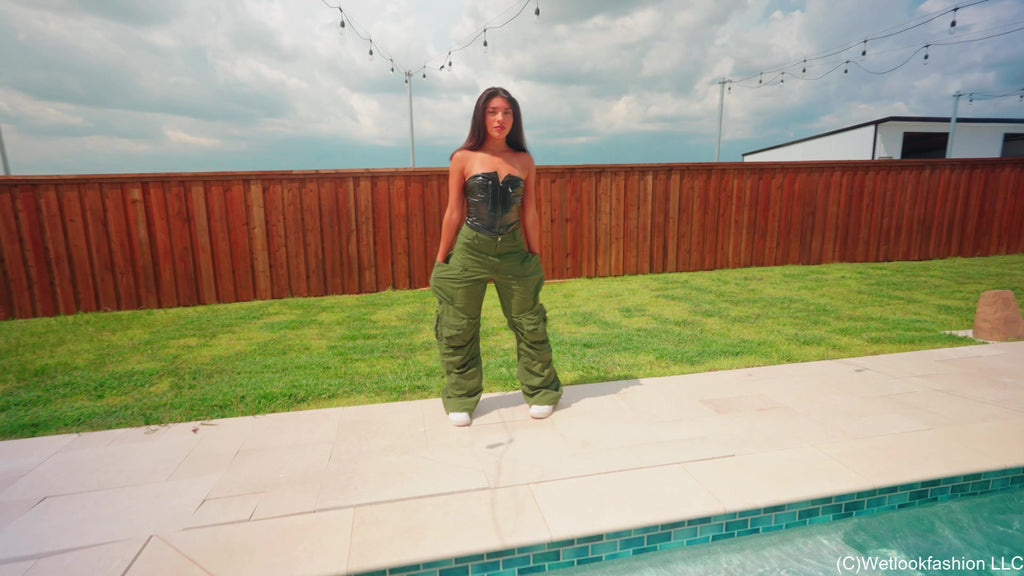 Jolissa taucht im Pool in Cargohosen und einem Leder-Top