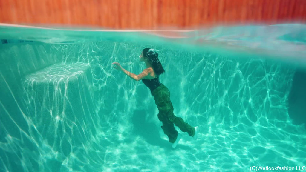Jolissa taucht im Pool in Cargohosen und einem Leder-Top