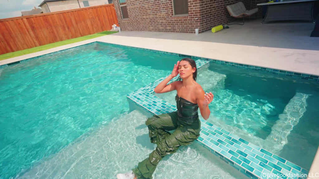 Jolissa taucht im Pool in Cargohosen und einem Leder-Top