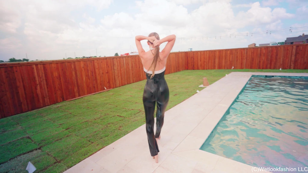 Kate taucht im Pool in einem schwarzen, glänzenden Jumpsuit