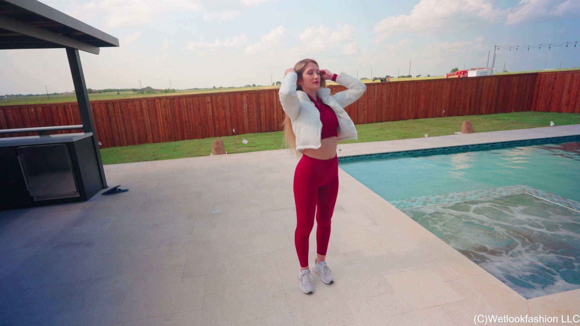 Kate Gets in the Pool Wearing a Cold Weather Workout Set