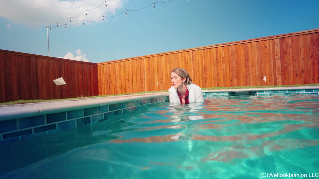 Kate Gets in the Pool Wearing a Cold Weather Workout Set