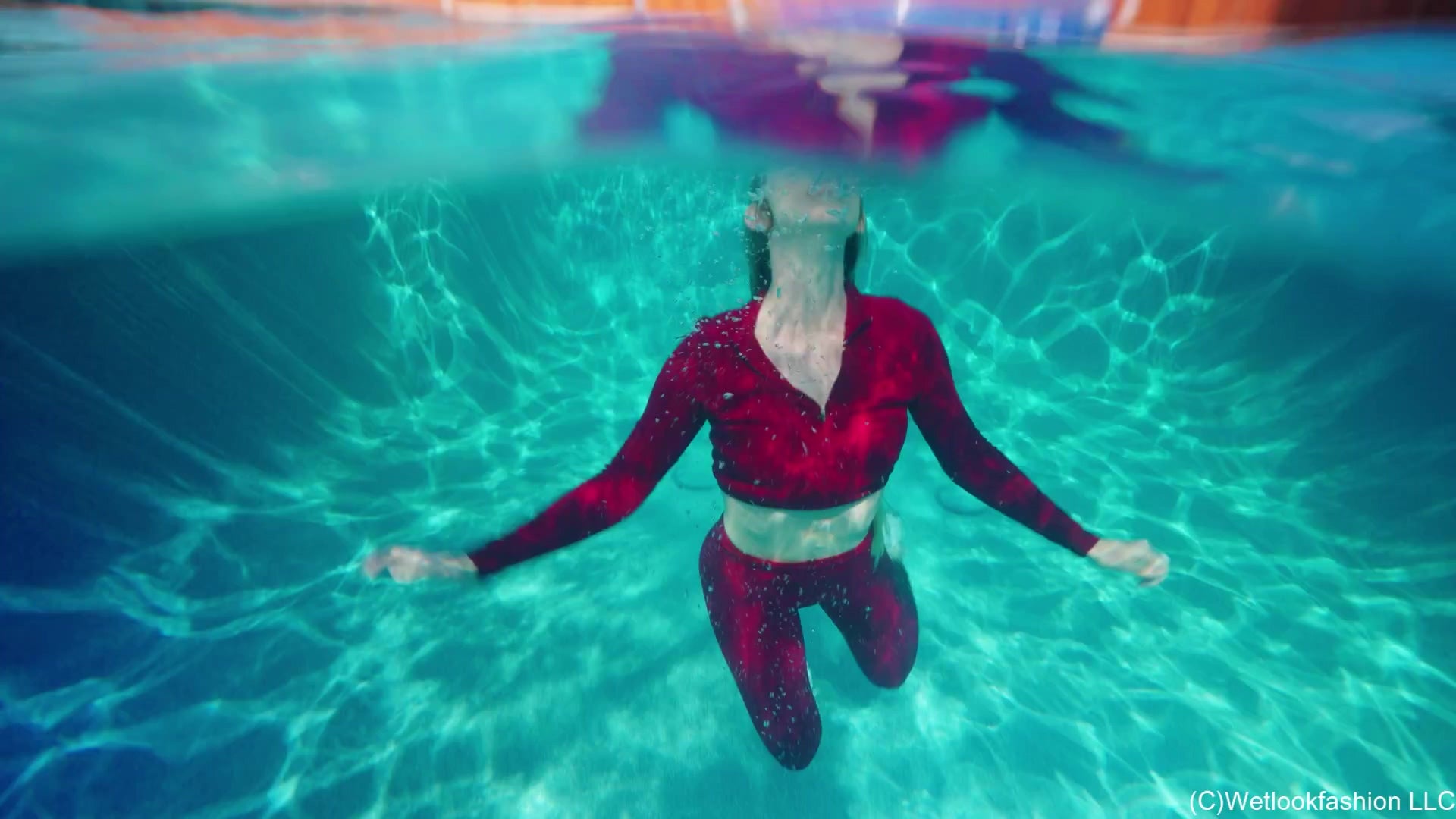 Kate Gets in the Pool Wearing a Cold Weather Workout Set