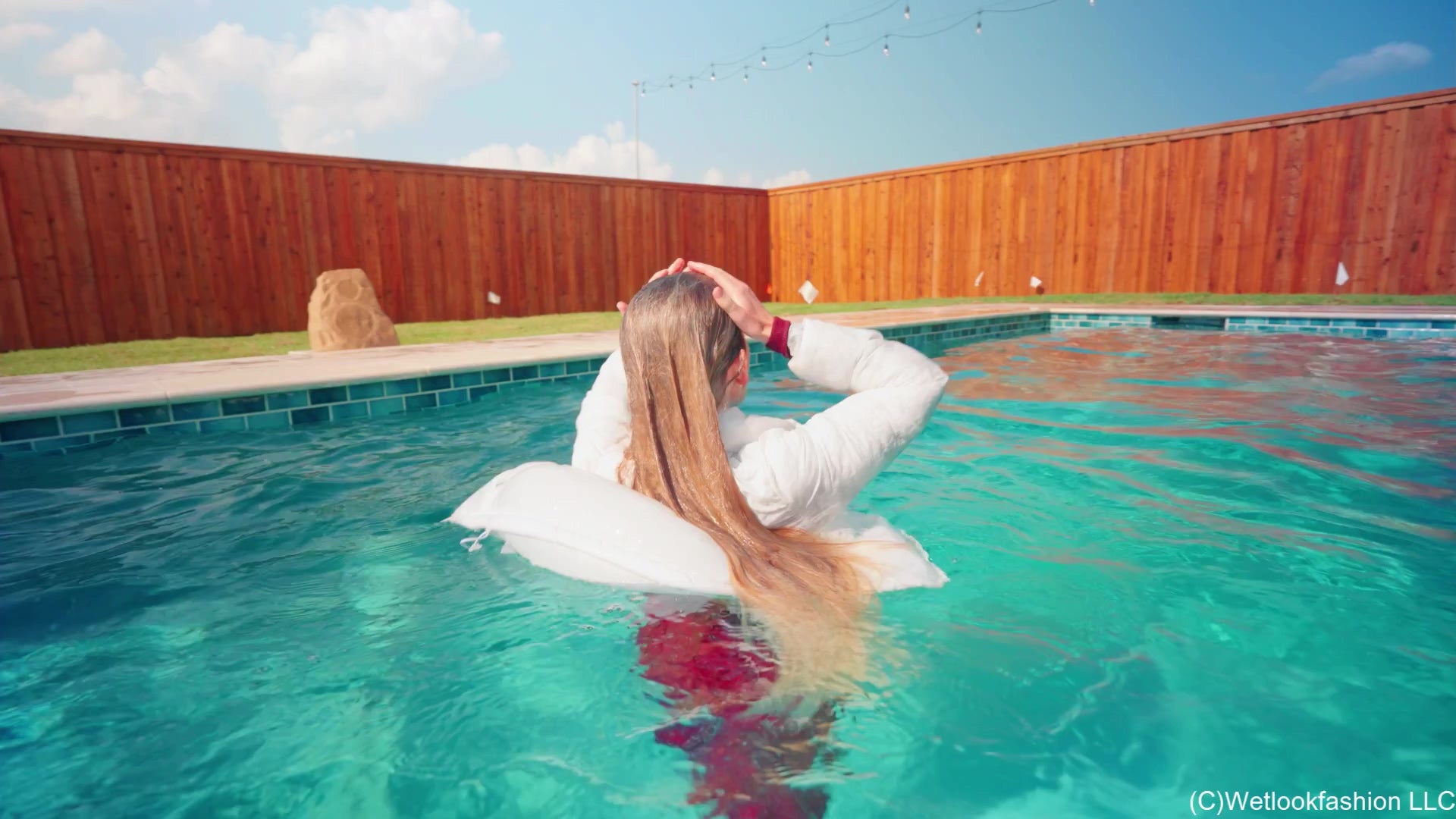 Kate Gets in the Pool Wearing a Cold Weather Workout Set