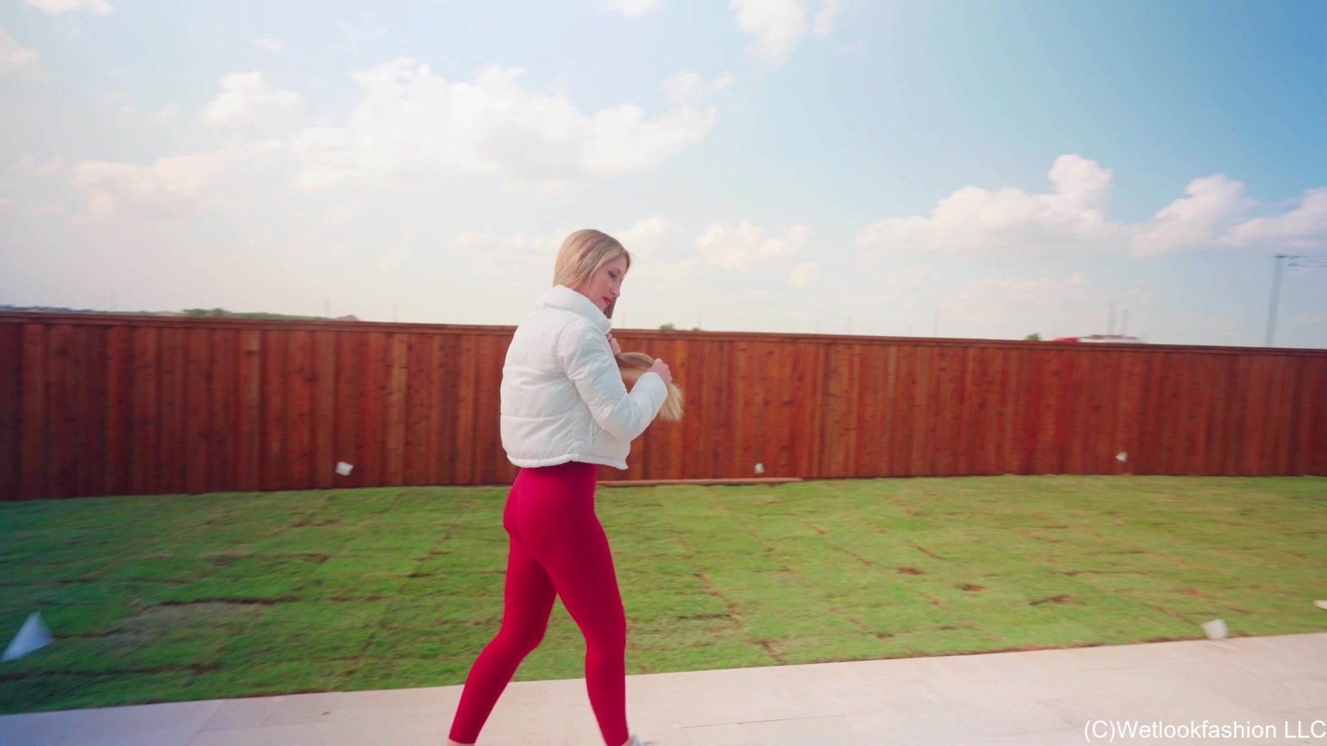 Kate Gets in the Pool Wearing a Cold Weather Workout Set