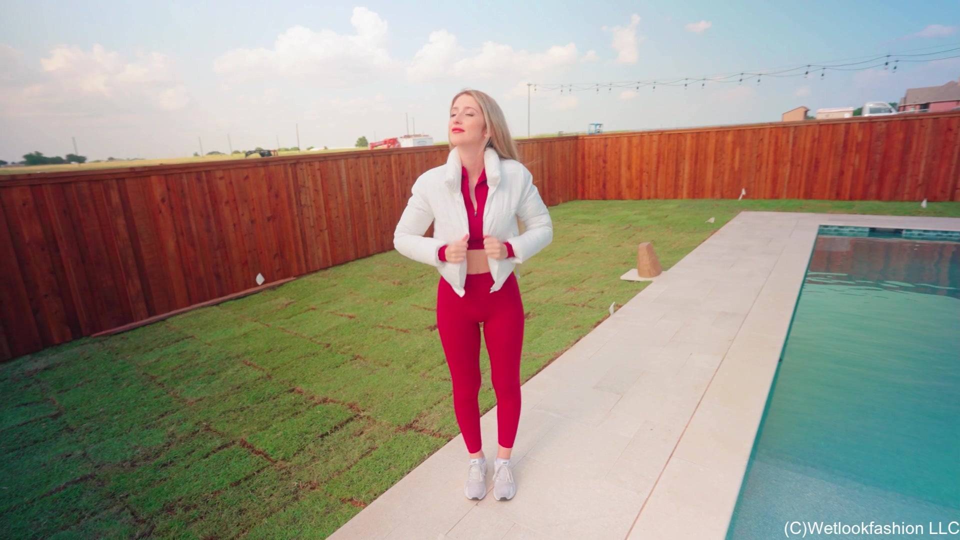 Kate Gets in the Pool Wearing a Cold Weather Workout Set