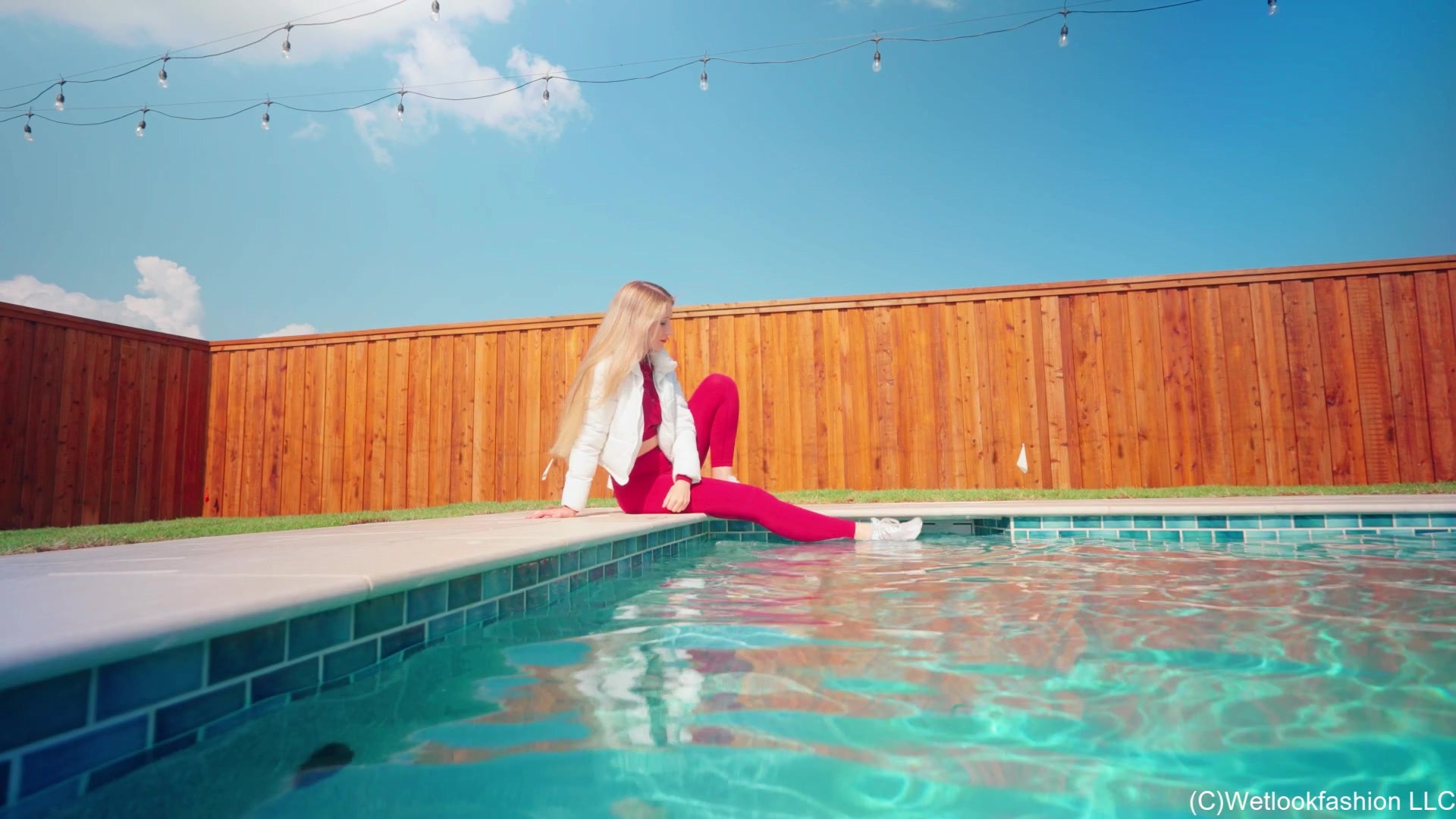 Kate Gets in the Pool Wearing a Cold Weather Workout Set