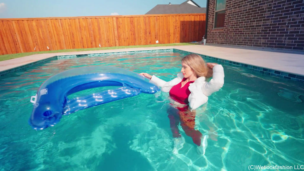 Kate Gets in the Pool Wearing a Cold Weather Workout Set
