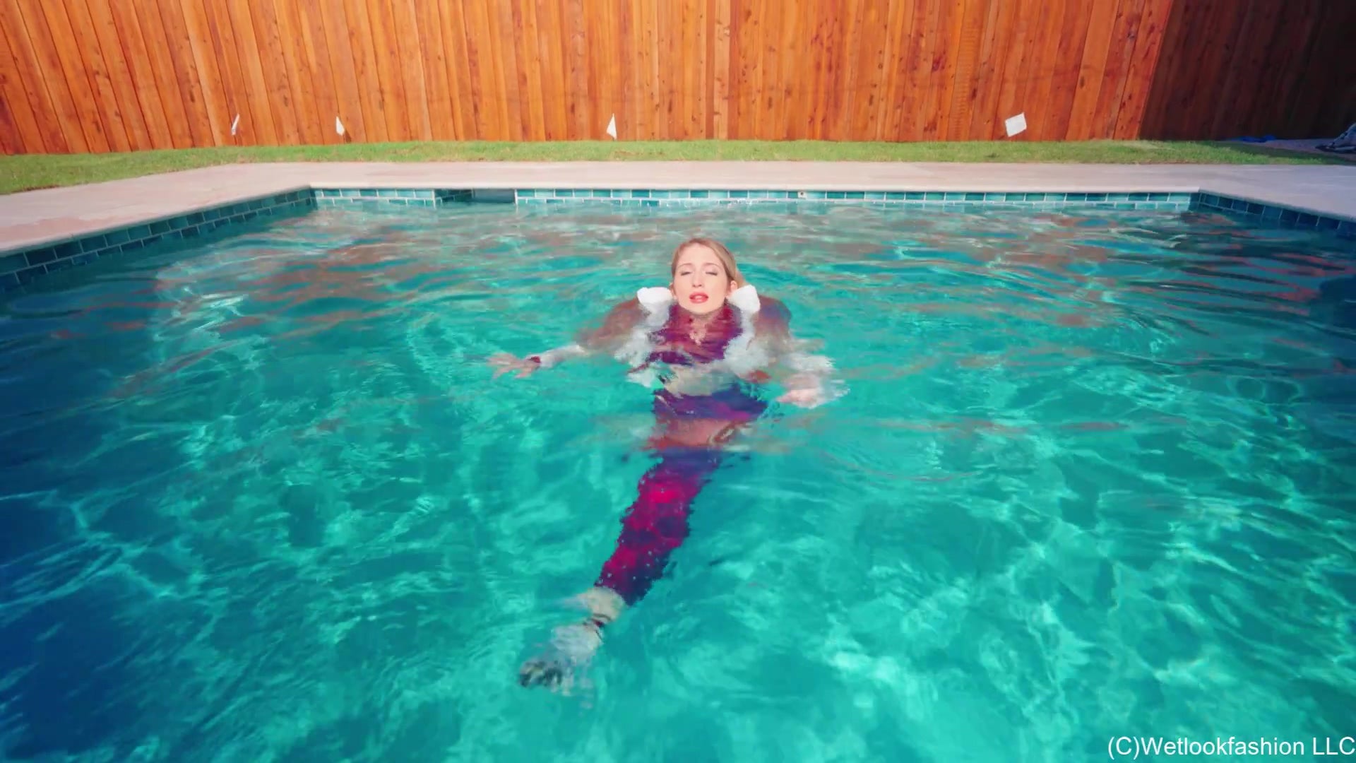 Kate Gets in the Pool Wearing a Cold Weather Workout Set