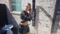 Kates Outfit: Minirock mit tiefem Ausschnitt