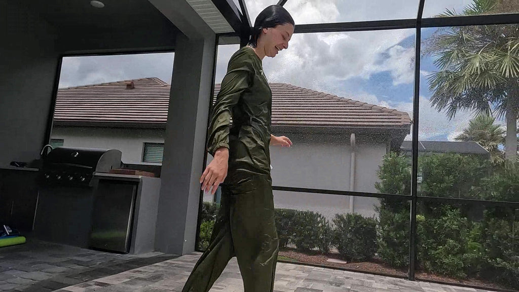 Kilo schwimmt in zwei Nylon-Outfits