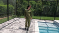 Kilo schwimmt in zwei Nylon-Outfits