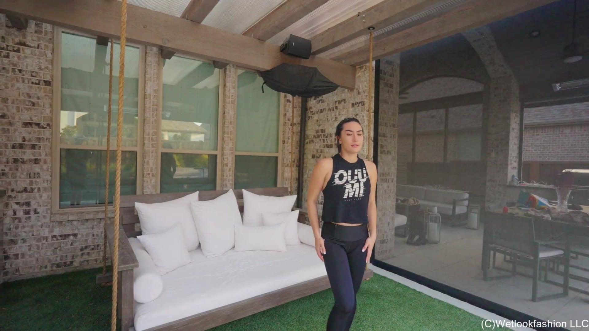 Kylie schwimmt in sportlichen Leggings und Sport-Top