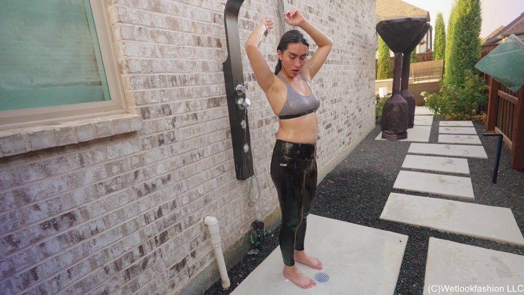 Kylie schwimmt in sportlichen Leggings und Sport-Top