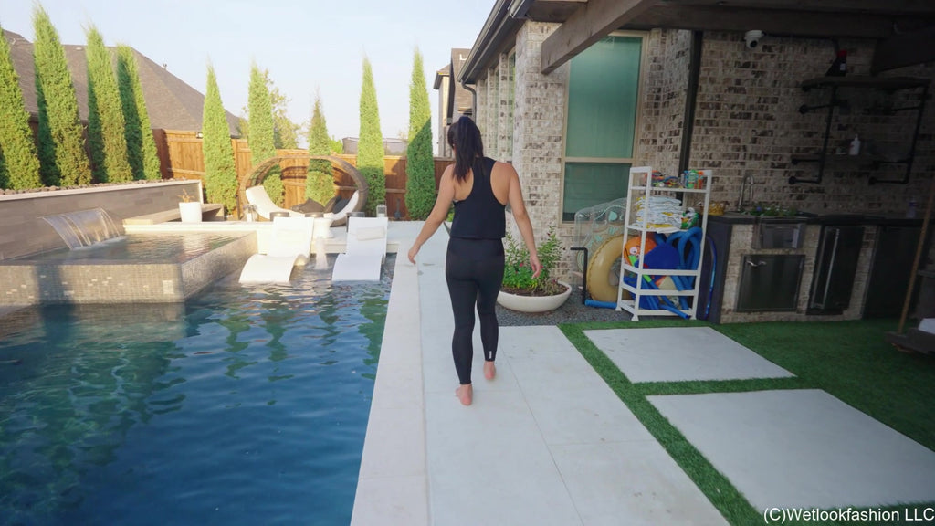 Kylie schwimmt in sportlichen Leggings und Sport-Top