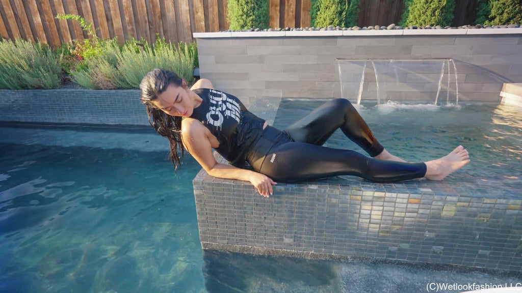 Kylie schwimmt in sportlichen Leggings und Sport-Top