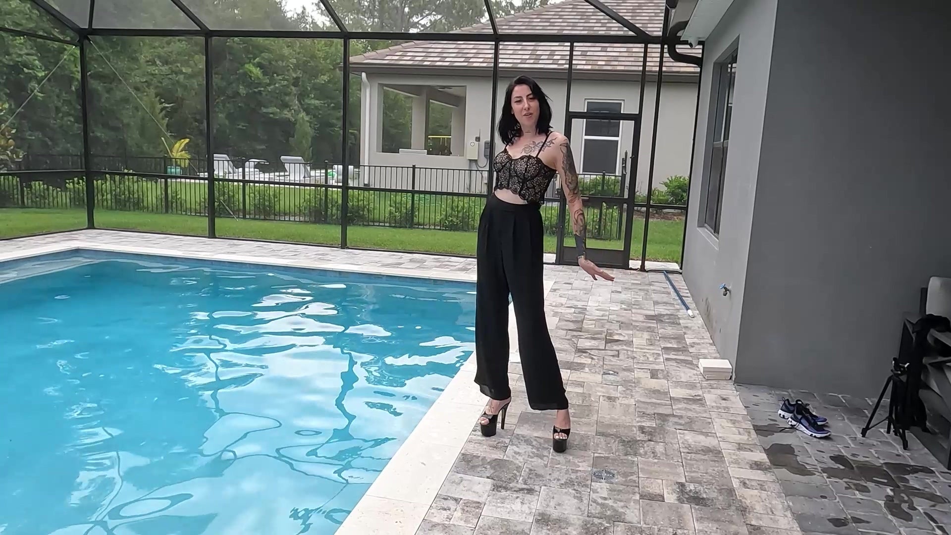 Lexie genießt das Schwimmen in ihrem schwarzen Jumpsuit