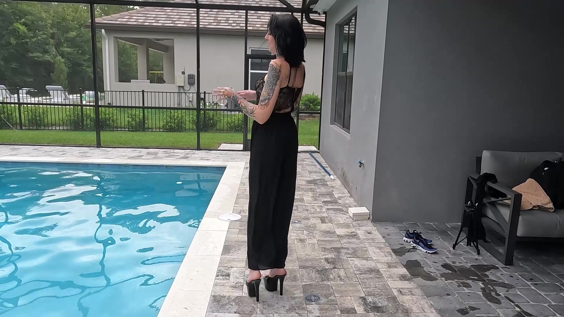 Lexie genießt das Schwimmen in ihrem schwarzen Jumpsuit
