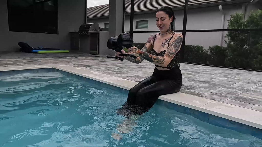Lexie genießt das Schwimmen in ihrem schwarzen Jumpsuit