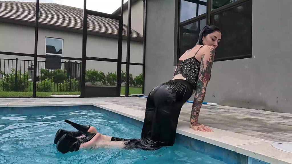 Lexie genießt das Schwimmen in ihrem schwarzen Jumpsuit