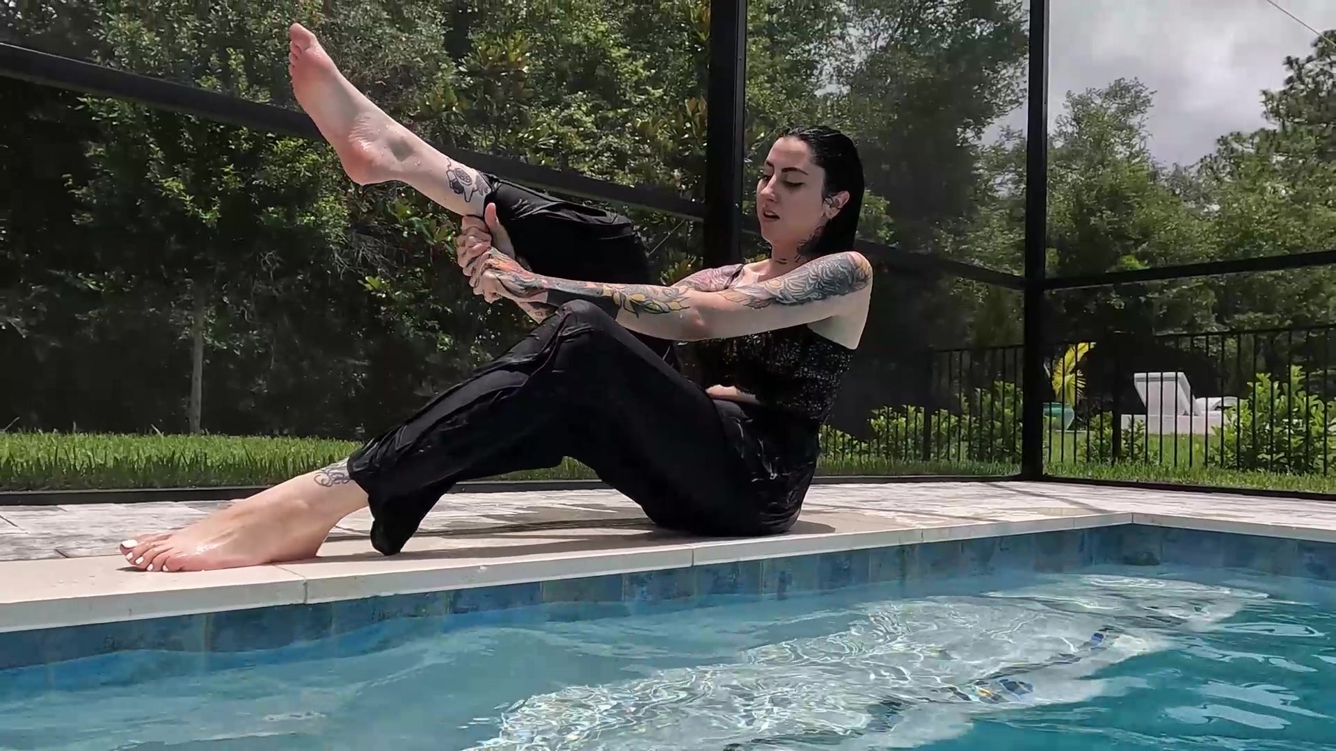 Lexie genießt das Schwimmen in ihrem schwarzen Jumpsuit
