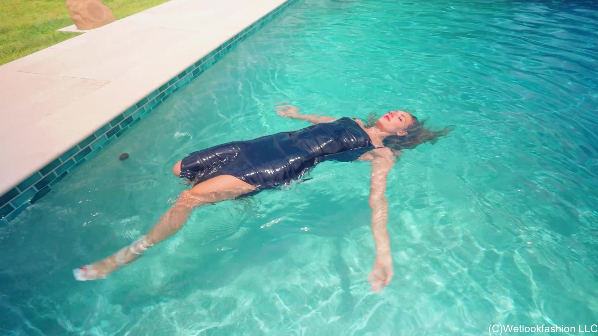 Lila schwimmt in einem festlichen Outfit