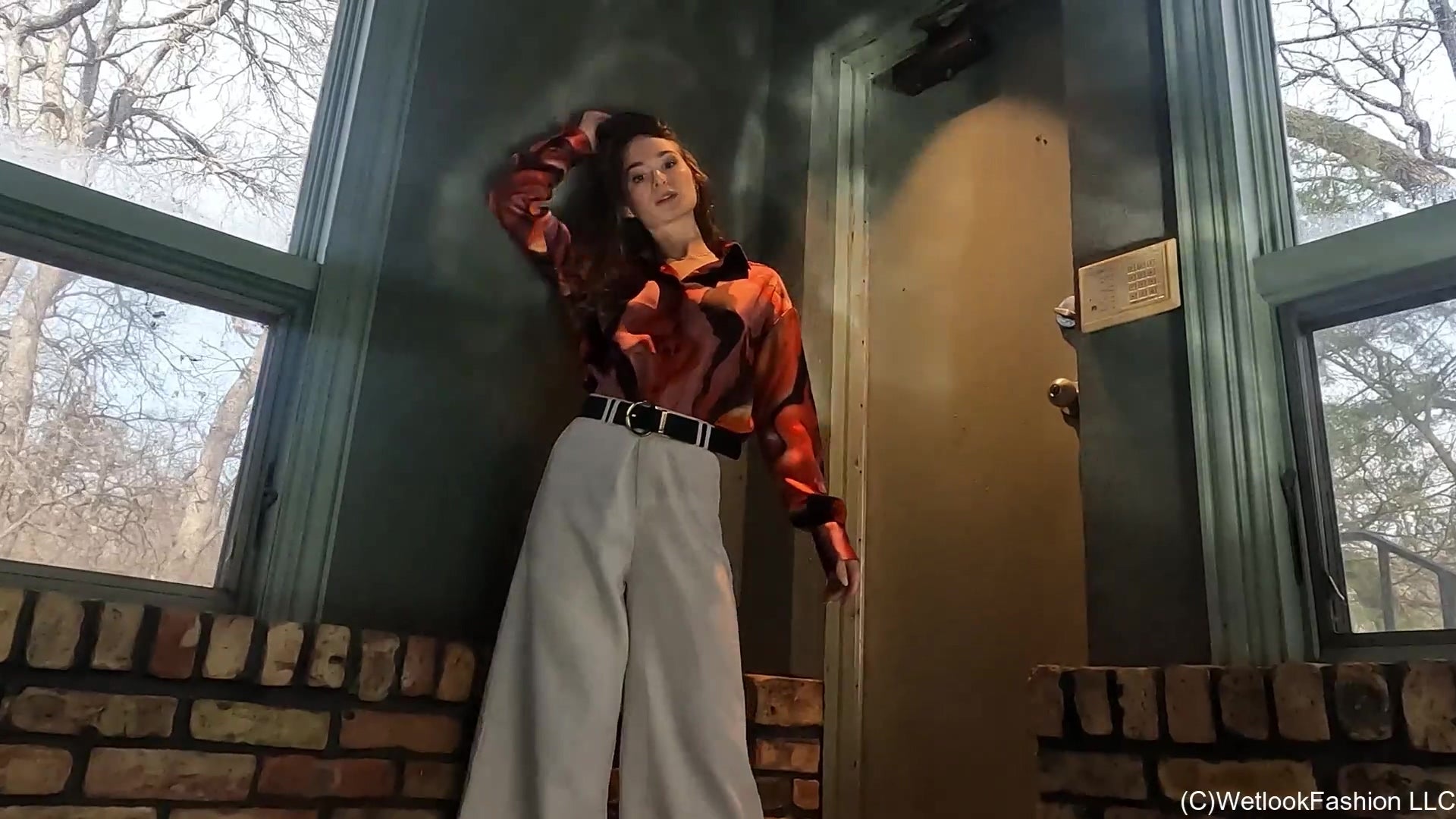 Lilith schwimmt in einem eleganten Hosen-Outfit