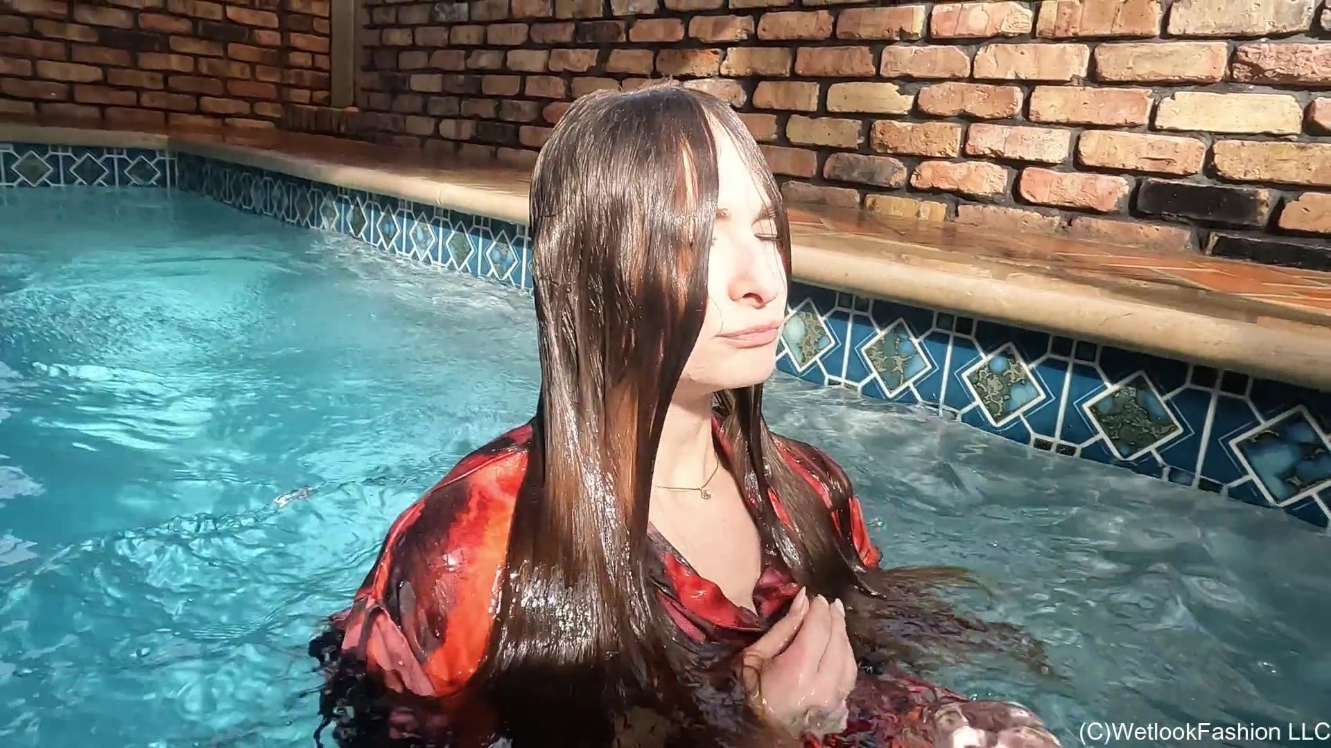 Lilith schwimmt in einem eleganten Hosen-Outfit