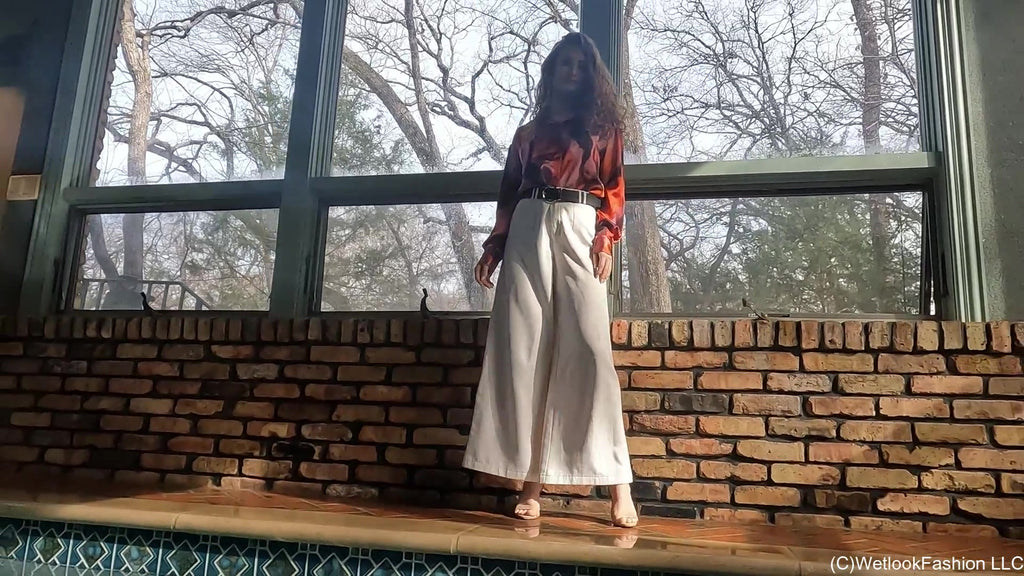 Lilith schwimmt in einem eleganten Hosen-Outfit