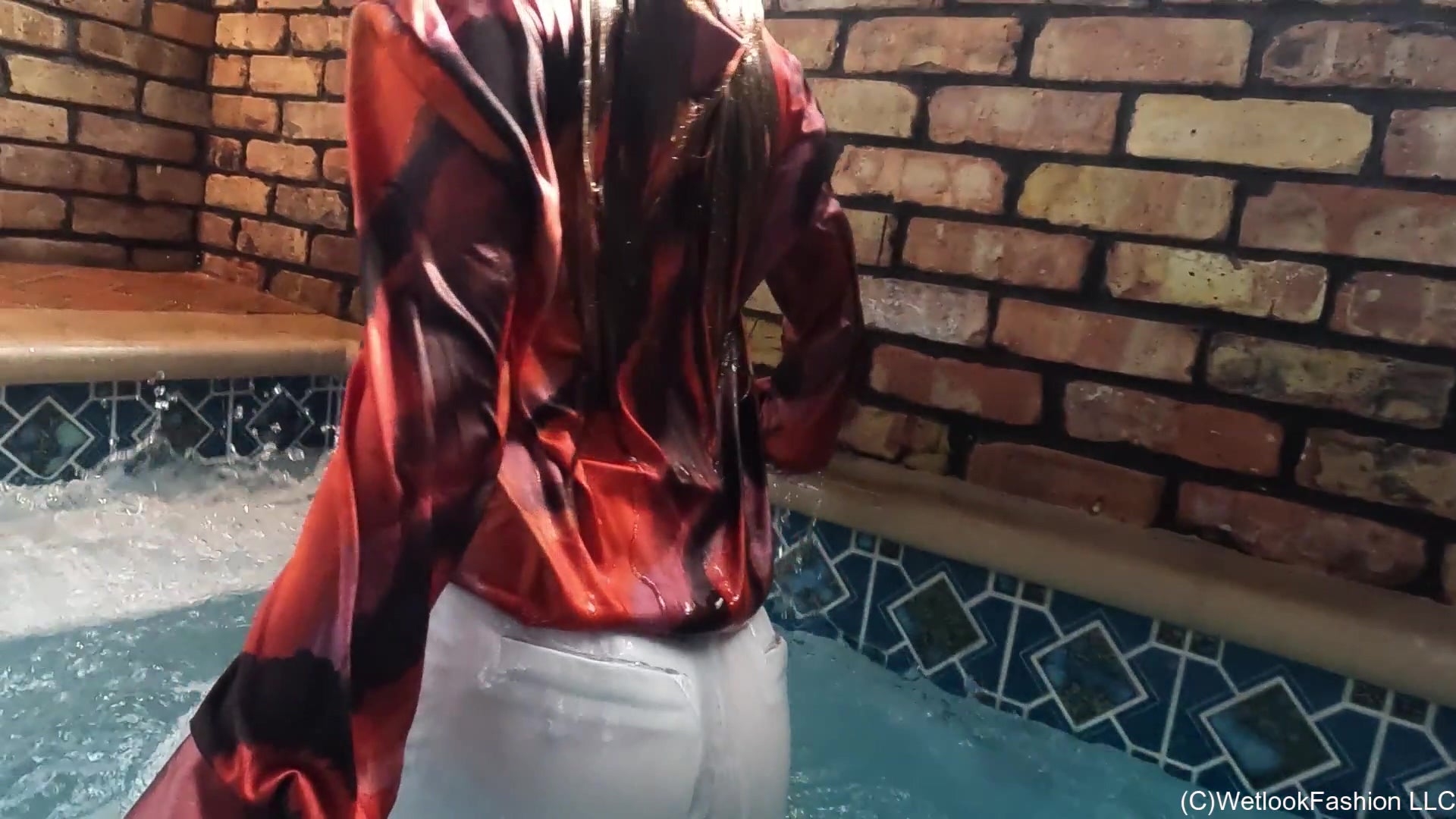 Lilith schwimmt in einem eleganten Hosen-Outfit