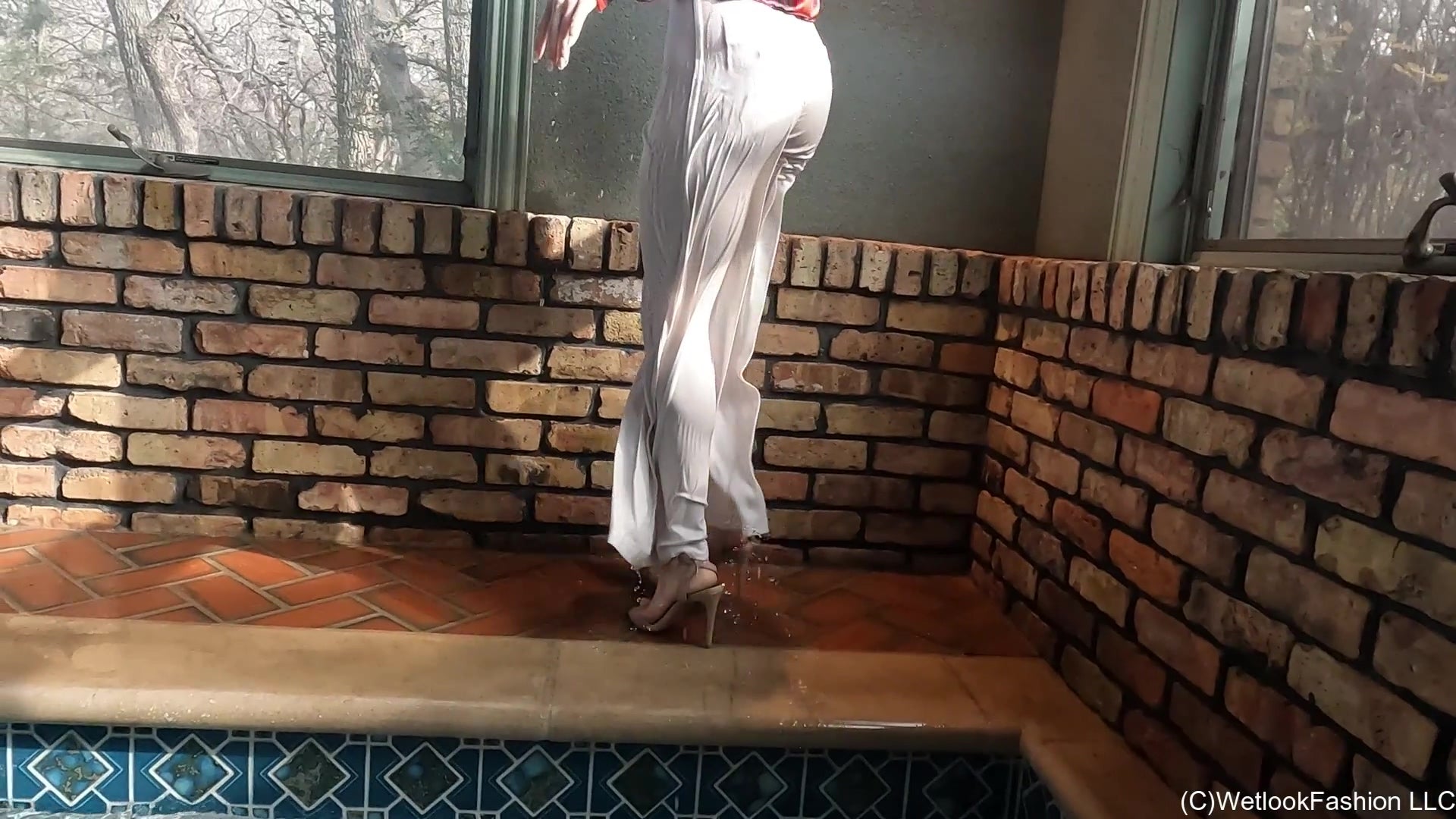 Lilith schwimmt in einem eleganten Hosen-Outfit