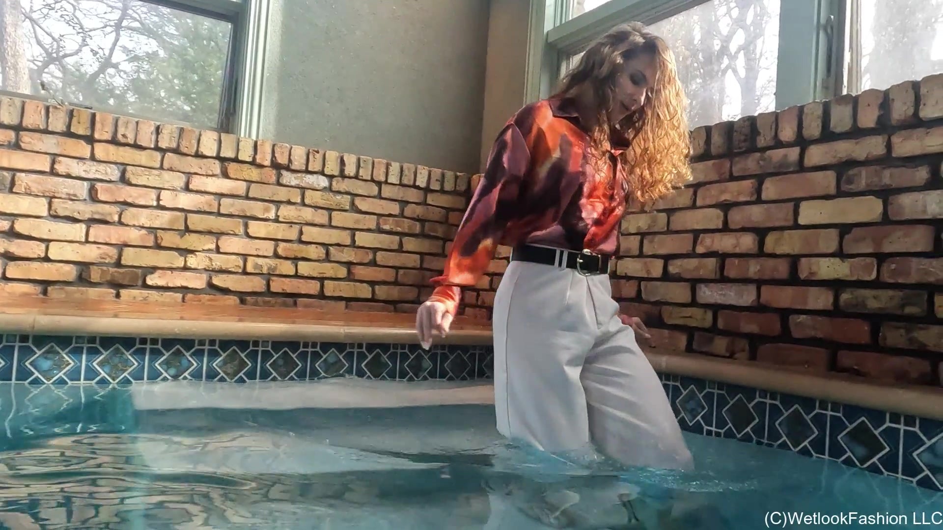 Lilith schwimmt in einem eleganten Hosen-Outfit