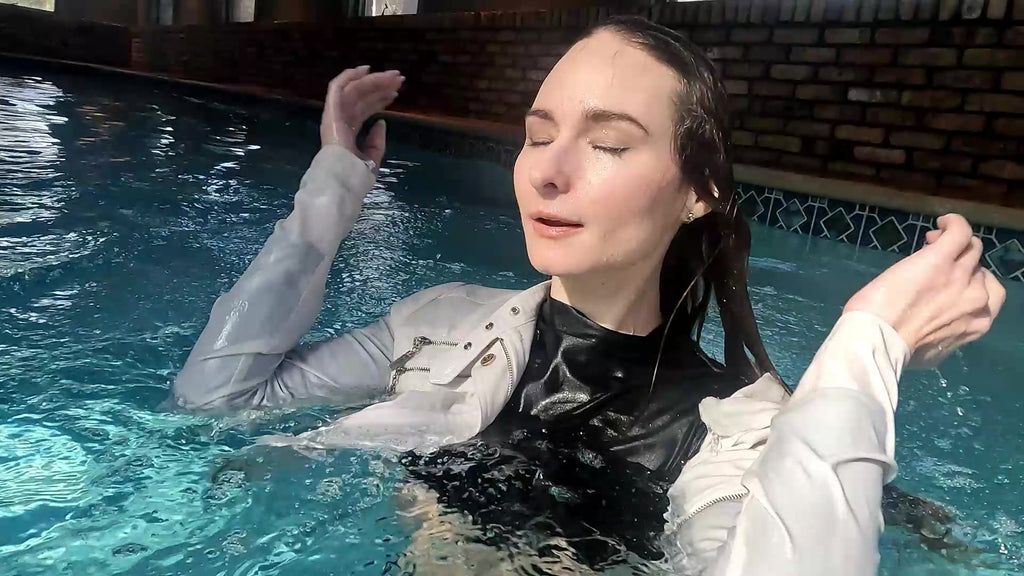 Lilith schwimmt in Leggings, Stiefeln und Lederjacke