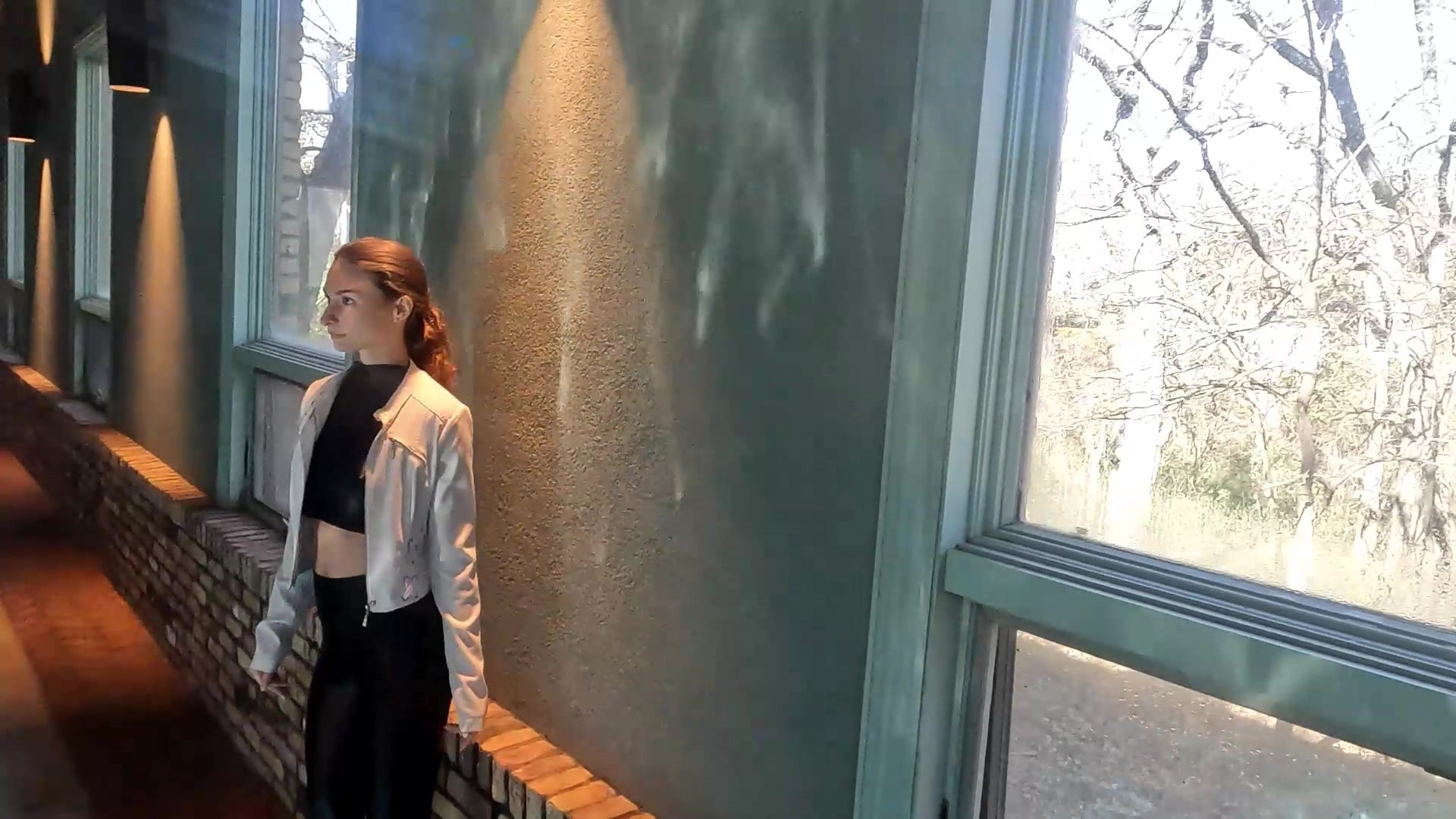 Lilith schwimmt in Leggings, Stiefeln und Lederjacke