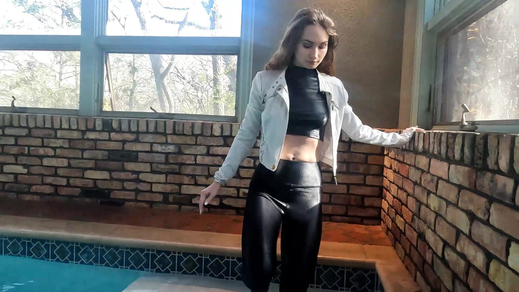 Lilith schwimmt in Leggings, Stiefeln und Lederjacke