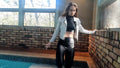 Lilith schwimmt in Leggings, Stiefeln und Lederjacke