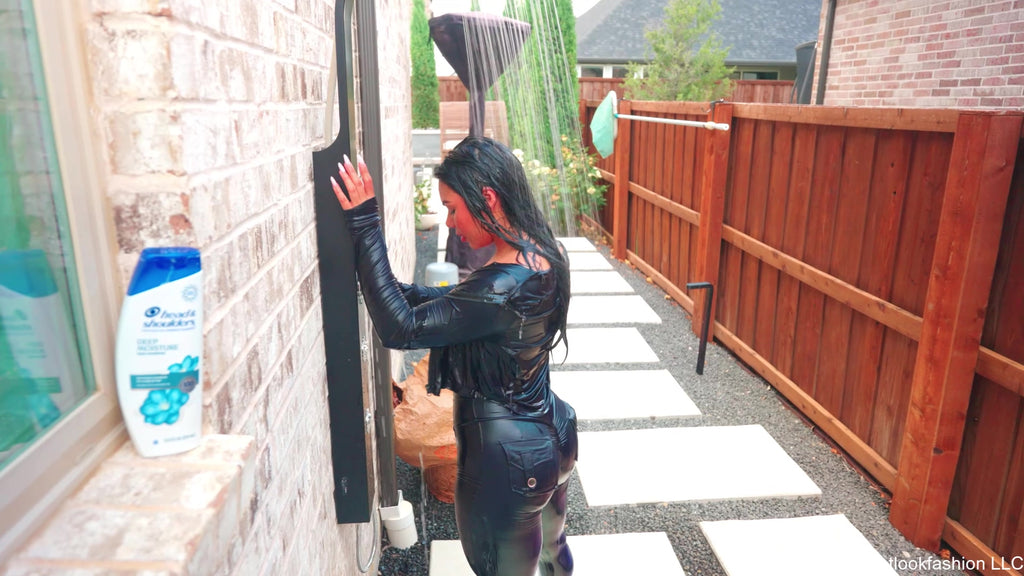 Maria Gets Wet in a Workout Set and Nike Air Max