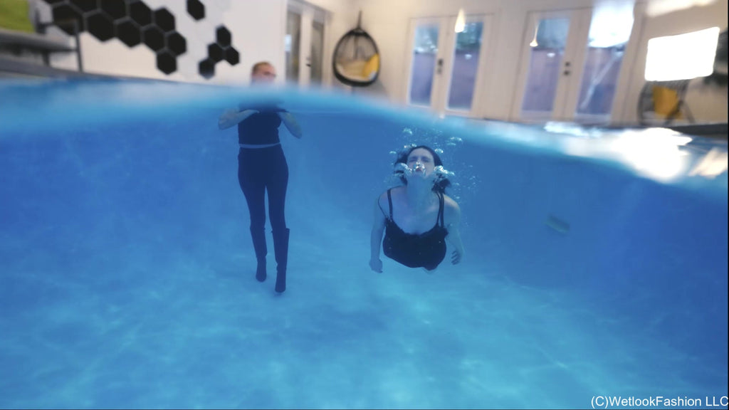 Mutter und Tochter gehen in Leder-Outfits ins Schwimmbad