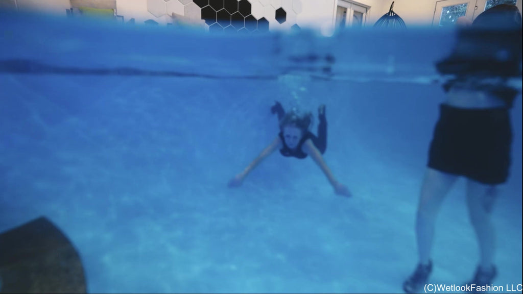 Mutter und Tochter gehen in Leder-Outfits ins Schwimmbad